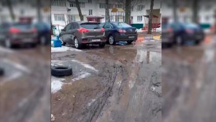 Нижнекамка жалуется на разрушенную машинами детскую площадку