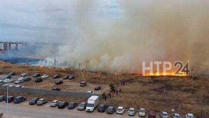 Нижнекамцев просят срочно убрать автомобили со стоянки около горящего поля на Гайнуллина