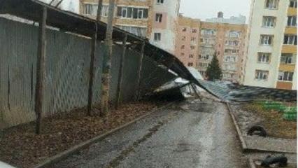 Нижнекамец просит убрать автомобили от забора, который может на них упасть