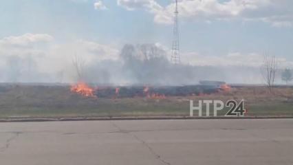 В Нижнекамске горит пустырь почти в центре города