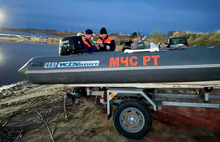 В Татарстане ночью муж и жена перевернулись на лодке