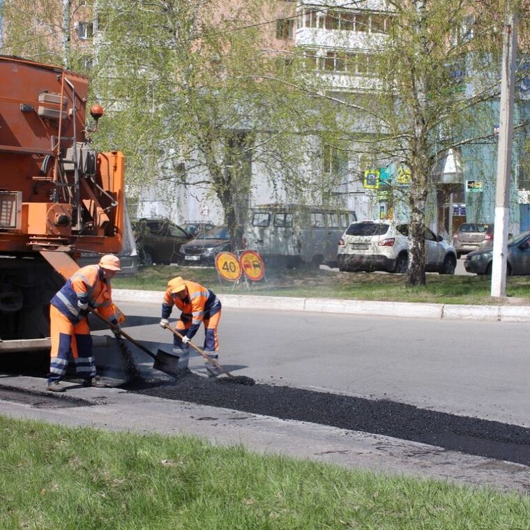 В Нижнекамске начали заделывать ямы на дорогах