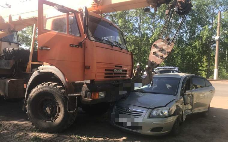 В Нижнекамске легковушка влетела под автокран