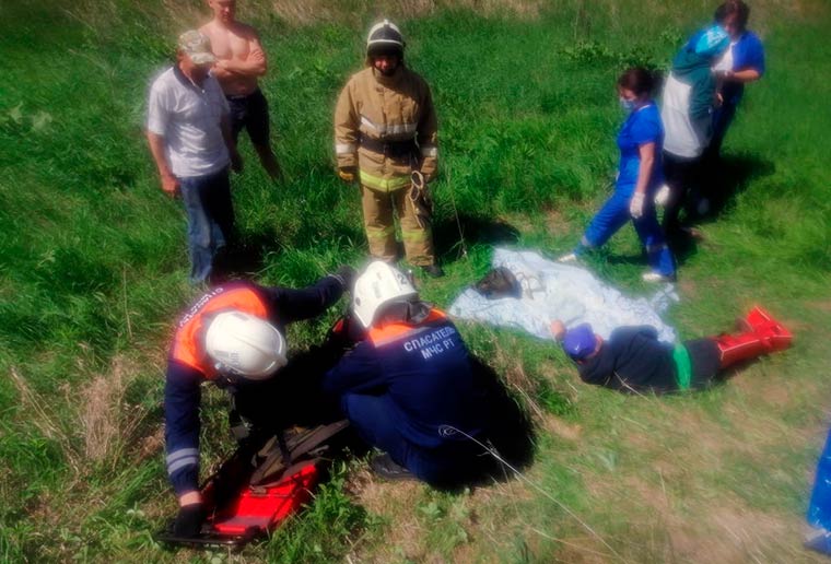 В Татарстане ребёнок упал в 12-метровый овраг и повредил ногу