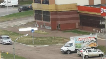 В Нижнекамске облицовка дома падает на тротуар, по которому ходят люди