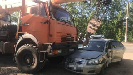 В Нижнекамске легковушка влетела под автокран