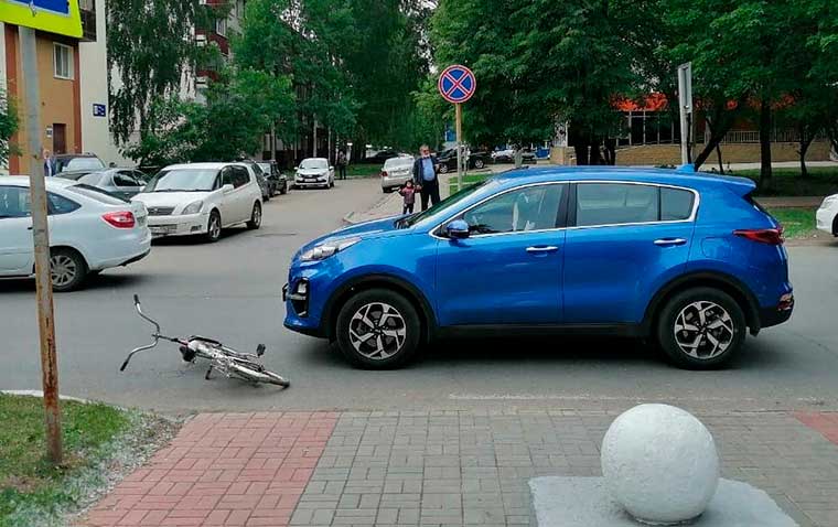 В Нижнекамске напротив детской поликлиники иномарка сбила мальчика на велосипеде