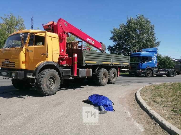 В Челнах влетевший под автокран мотоциклист разбился насмерть