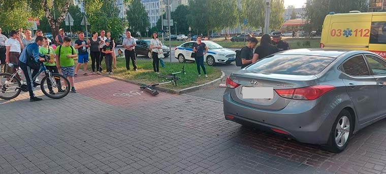 В Нижнекамске женщина с ребёнком на самокате пострадали при столкновении с иномаркой