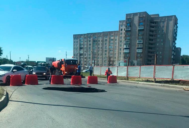 В Нижнекамске напротив автовокзала образовался глубокий провал, движение ограничено