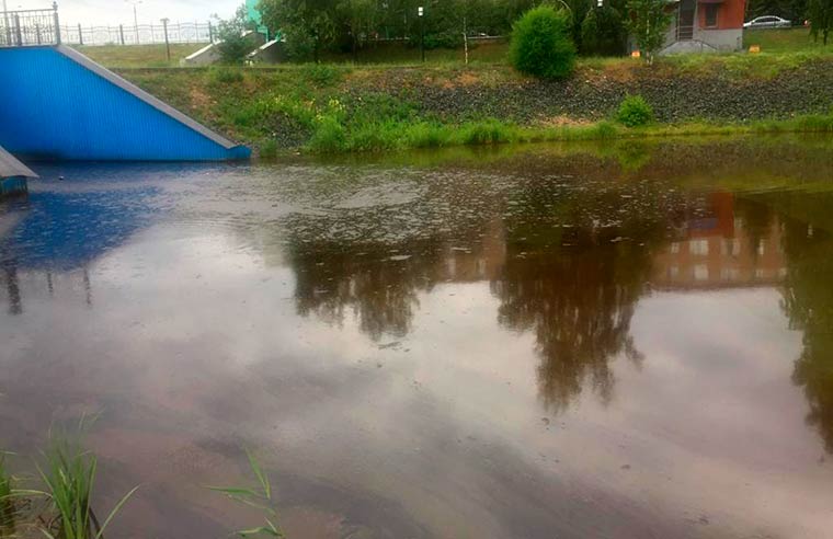 На озере в Альметьевске обнаружено большое радужное пятно