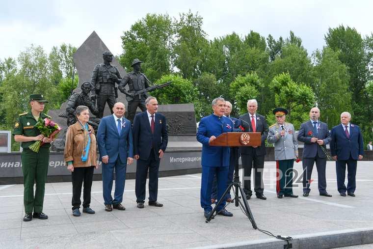 Минниханов открыл памятник воинам-интернационалистам в парке Победы