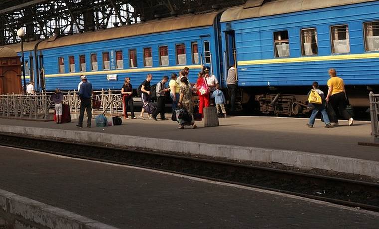 Пассажир поезда упал с верхней полки и умер