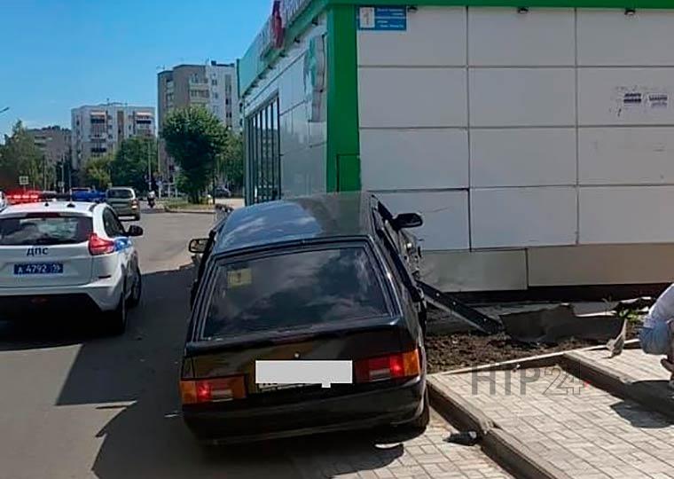 В Нижнекамске женщина на  «четырнадцатой»  сбила человека и врезалась в цветочный ларёк