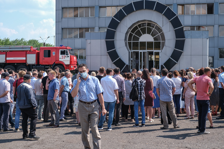 На промзоне Нижнекамска спасатели потушили пожар и спасли двух рабочих