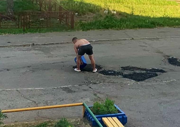 В Нижнекамске двое мужчин залатали асфальтом ямы во дворе