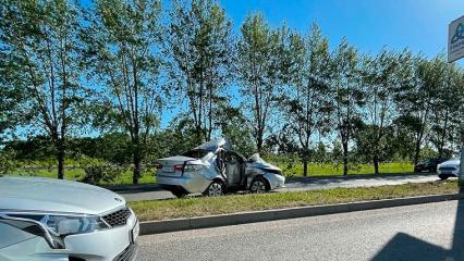 На Соболековской трассе иномарку смяло от удара о столб, движение затруднено