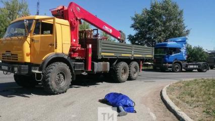 В Челнах влетевший под автокран мотоциклист разбился насмерть