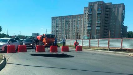 В Нижнекамске напротив автовокзала образовался глубокий провал, движение ограничено