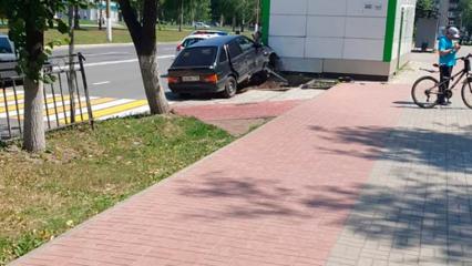 В Нижнекамске автомобиль влетел в цветочный киоск