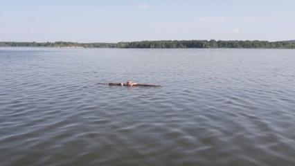 В Татарстане мужчина уплыл по Волге после ссоры с друзьями – его нашли посередине реки на бревне