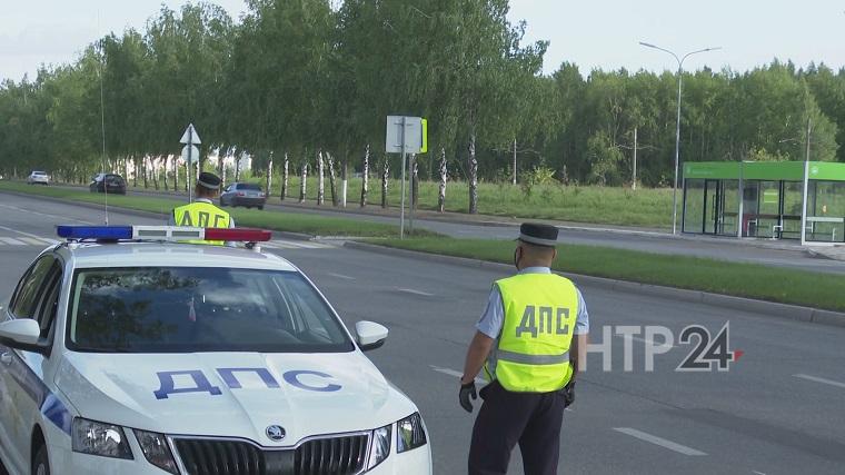 В Нижнекамске на перекрестке иномарка протаранила впереди идущее авто