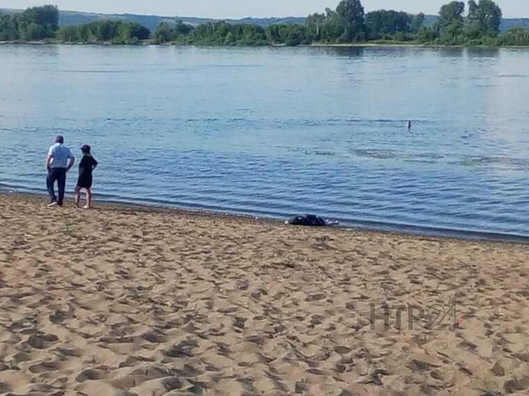 Тело женщины закрыли пакетом