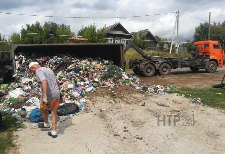 В Нижнекамском районе перевернулся гружёный мусором контейнеровоз