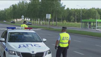 В Нижнекамске на перекрестке иномарка протаранила впереди идущее авто