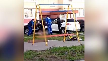 В одном из дворов Нижнекамска сняли на видео валяющегося на земле голого мужчину