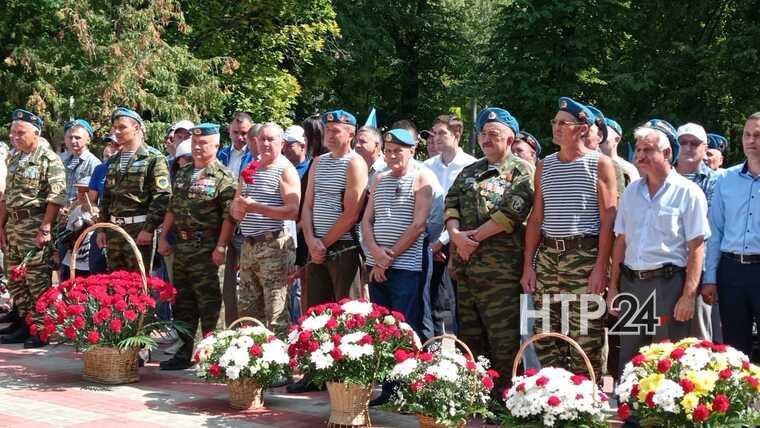 В Нижнекамске прошел тожественный митинг в честь Дня ВДВ