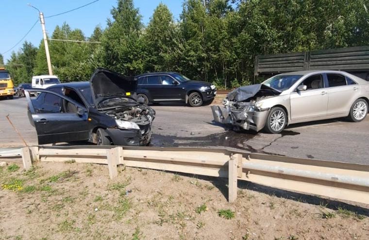 В промзоне Нижнекамска разбились две легковушки, образовалась большая пробка