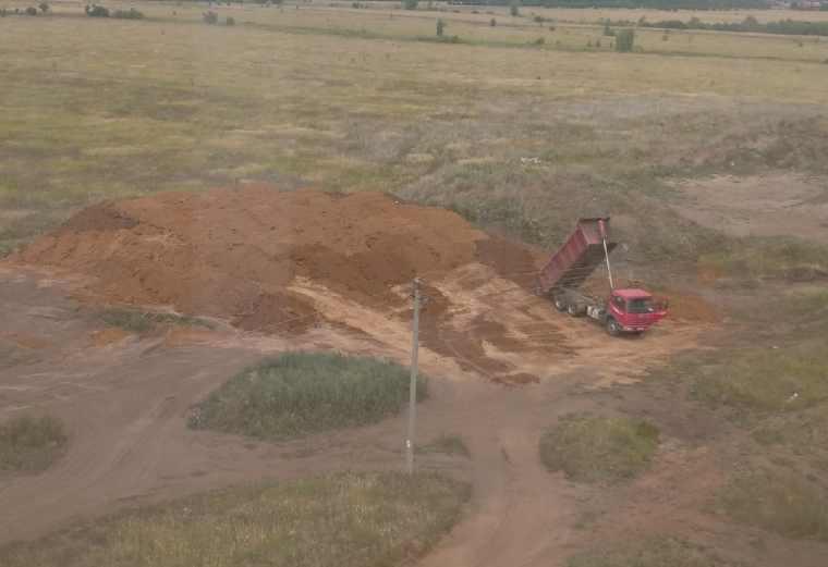 В Нижнекамске выяснят, для чего за дом по ул. Табеева везут глину