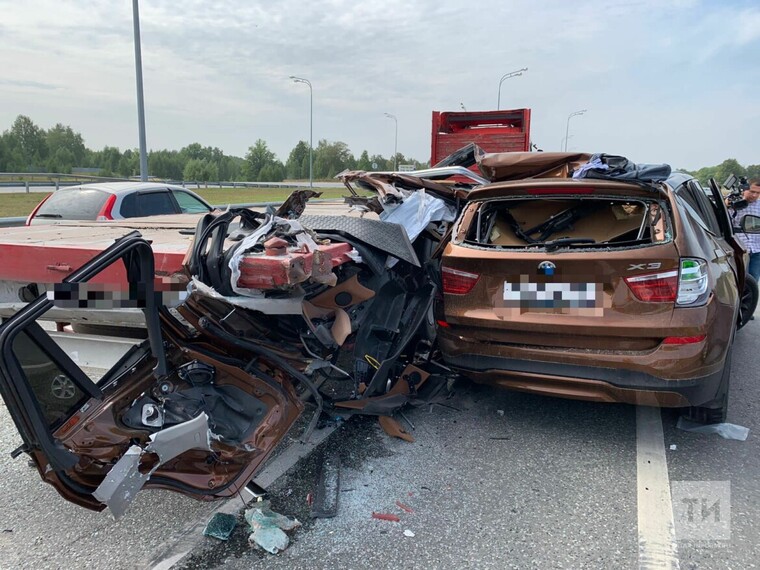 На видео попали последствия столкновения «BMW» и грузовика в Татарстане