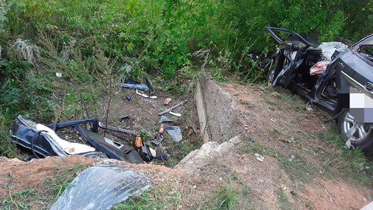 В Татарстане погибли две женщины, влетев в бетонный водосток