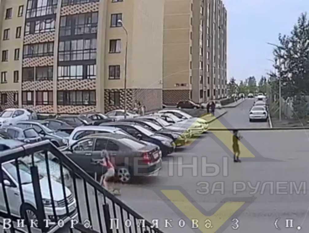 В Челнах девочка на самокате влетела в проезжающую иномарку во время игры