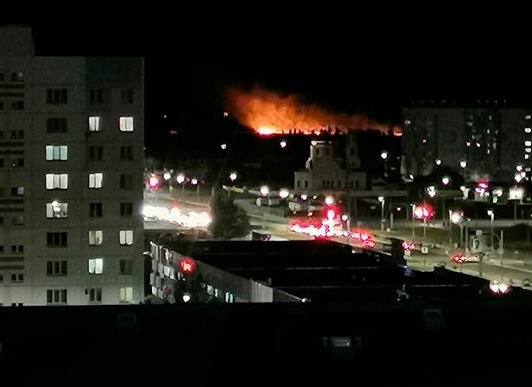 В Нижнекамске загорелось поле на улице Гайнуллина