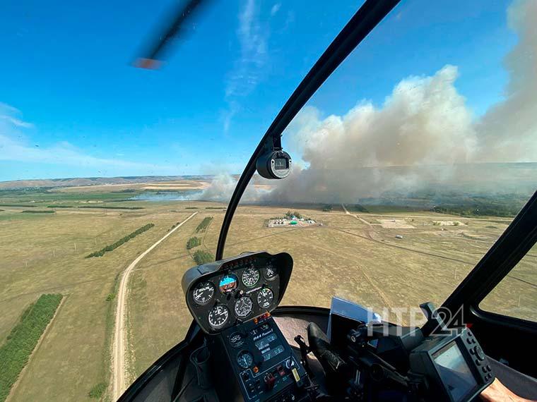 В Лениногорском районе Татарстана на 15-20 км вдоль железной дороги горит сухая трава