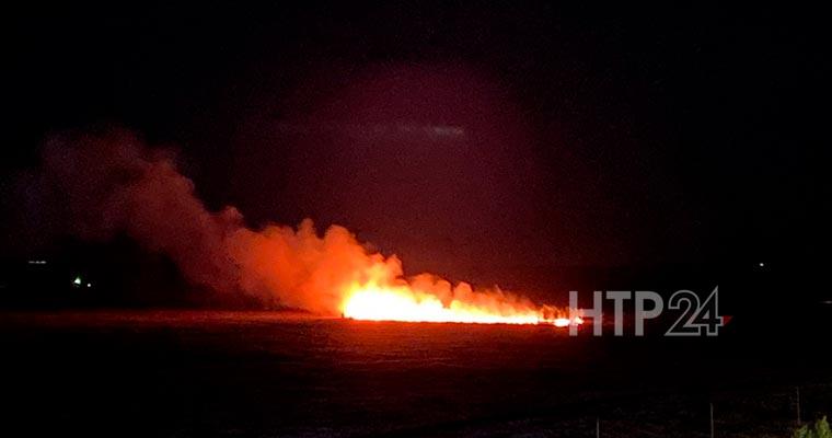 Горит поле на улице Гайнуллина