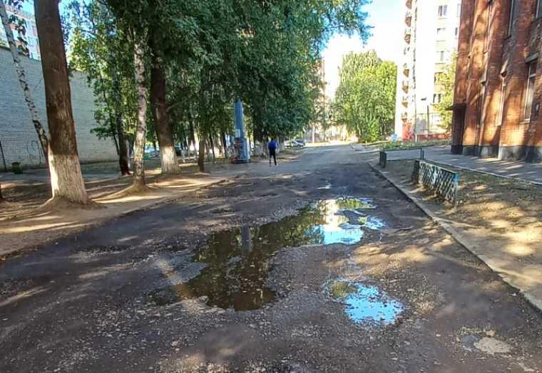 Жители Нижнекамска пожаловались на дорогу, где ломаются их автомобили