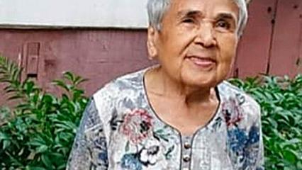 90-летняя жительница Нижнекамска выращивает цветник возле дома