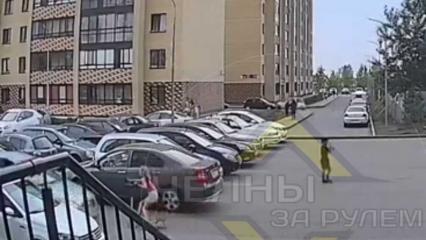 В Челнах девочка на самокате влетела в проезжающую иномарку во время игры