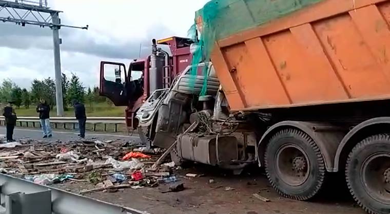 Появились кадры утреннего ДТП с самосвалами под Нижнекамском