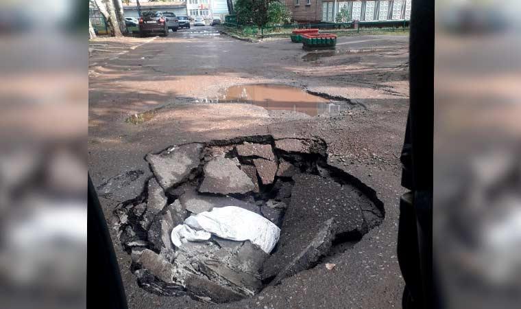 Нижнекамцы не могут заехать во двор из-за провалившегося асфальта