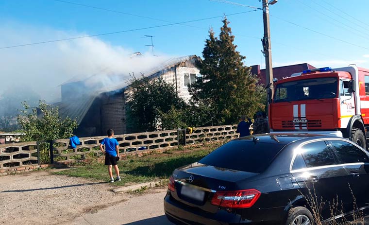 В Татарстане при пожаре в частном доме погибли отец и сын