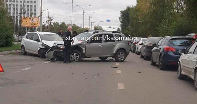 В Татарстане столкнулись внедорожник и легковушка