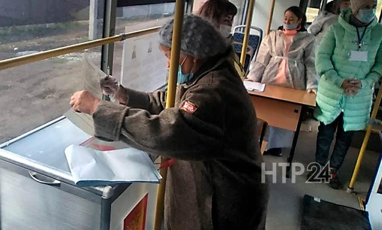 В Нижнекамске первыми проголосовавшими на выездном участке в Дмитриевке стали старожилы Ибушевы