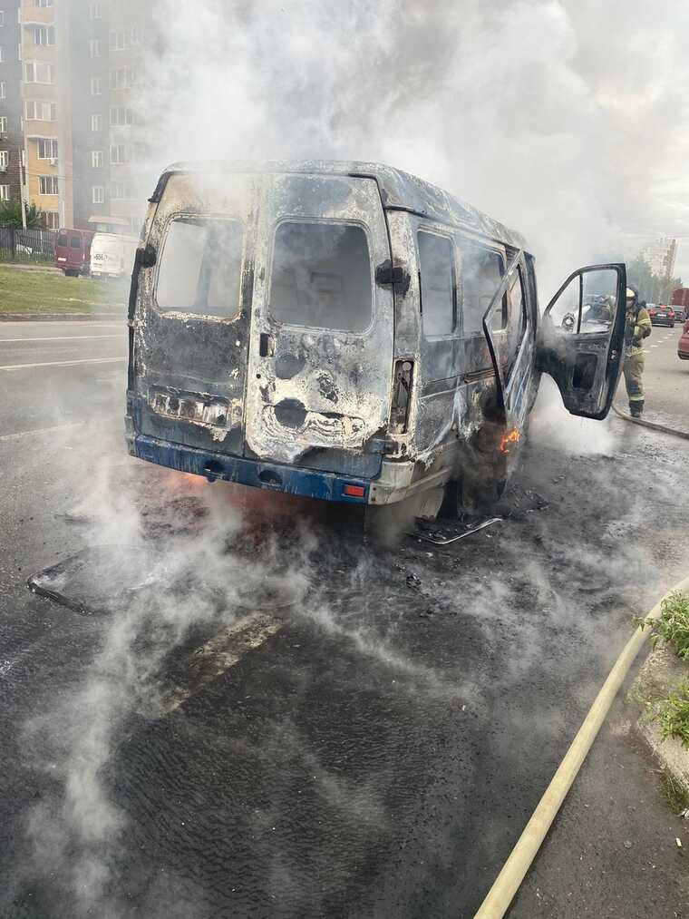 Автомобиль после почти полной ликвидации возгорания