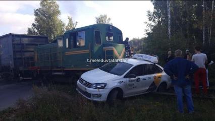 В Татарстане машину Яндекс.Такси снёс поезд