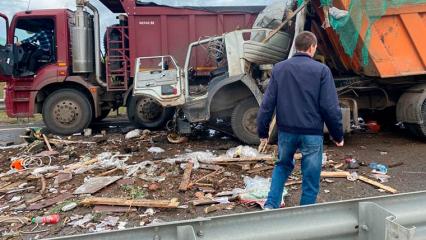 Разбитые грузовики перегородили въезд в Нижнекамск